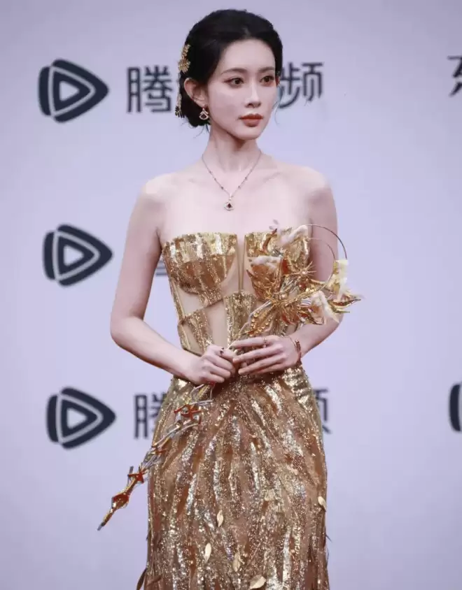 95小花红毯拼待遇！赵露思戴高珠完胜孟子义
