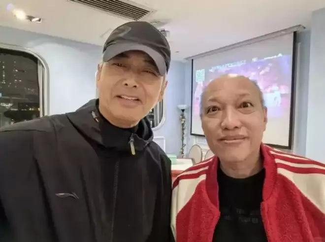周润发低调宴请近百名TVB旧同事聚餐！完全没有巨星架子