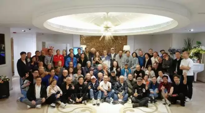 周润发低调宴请近百名TVB旧同事聚餐！完全没有巨星架子
