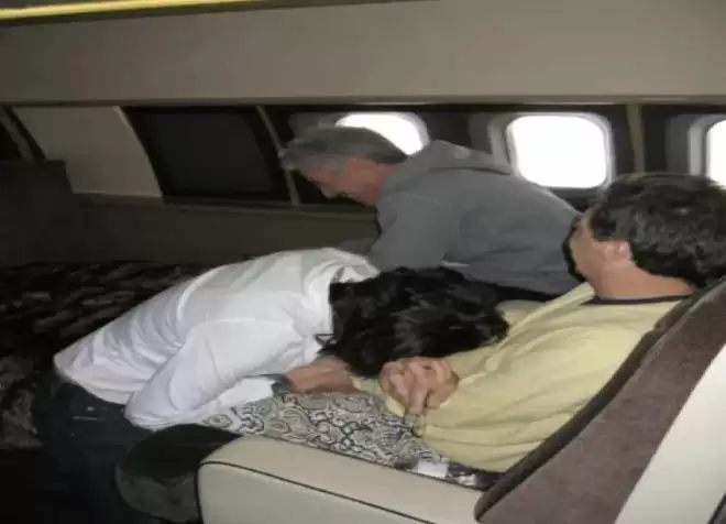 狂欢照曝光!14岁少女"被骗做性爱按摩",23岁被嫌太老