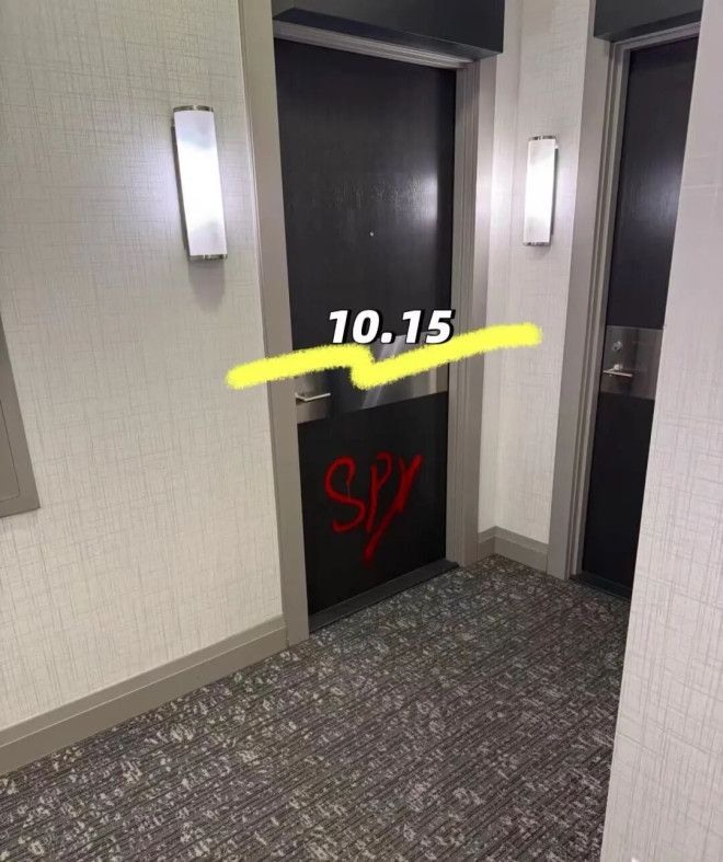 华人老夫妇公寓被人盯上！家门被喷间谍、刻符号、门前纵火！