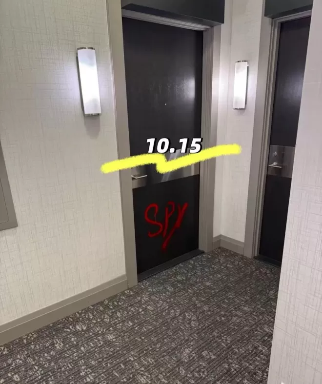 华人老夫妇公寓被人盯上！家门被喷间谍、刻符号、门前纵火！