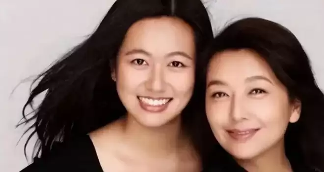 58岁身家过亿的江珊，每天为27岁女儿操碎了心