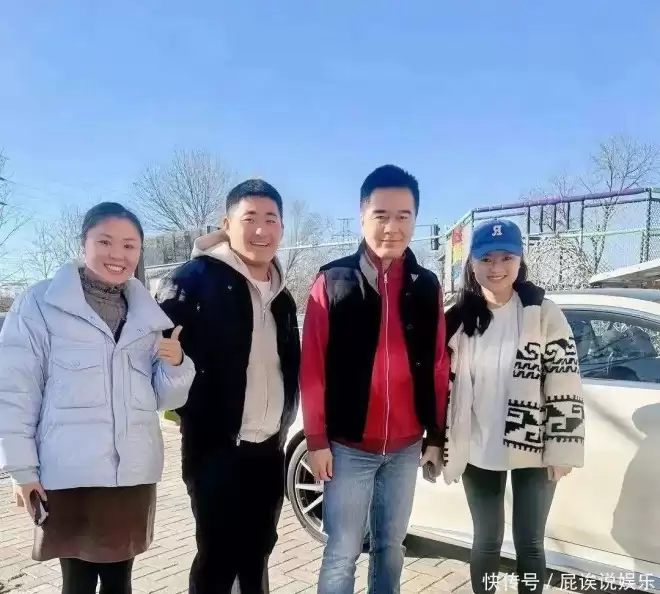 何晴头七，61岁许亚军红卫衣加身现身北京，状态松弛心情颇佳