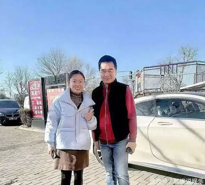 何晴头七，61岁许亚军红卫衣加身现身北京，状态松弛心情颇佳