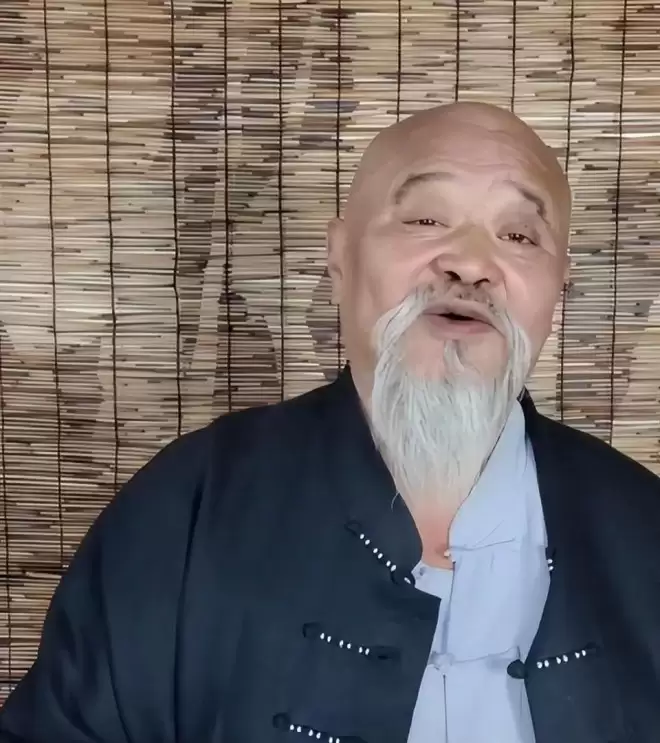演员李琦不顾医生劝阻,每天2包烟顿顿8两白酒,今身体状况如何