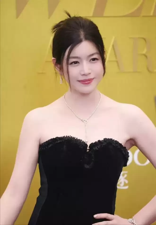 芭莎红毯真抓马!张雨绮勒出副乳,高圆圆头发乱飞,迅猛龙险走光