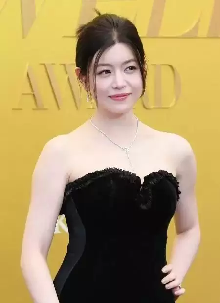 芭莎红毯真抓马!张雨绮勒出副乳,高圆圆头发乱飞,迅猛龙险走光