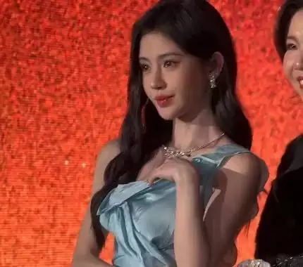 芭莎红毯真抓马!张雨绮勒出副乳,高圆圆头发乱飞,迅猛龙险走光