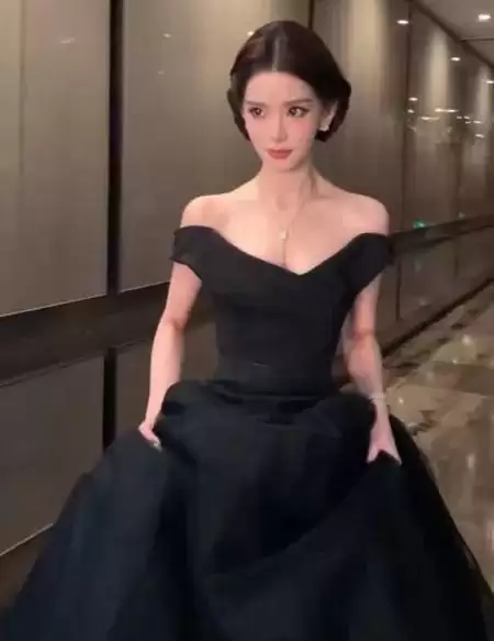 芭莎红毯真抓马!张雨绮勒出副乳,高圆圆头发乱飞,迅猛龙险走光