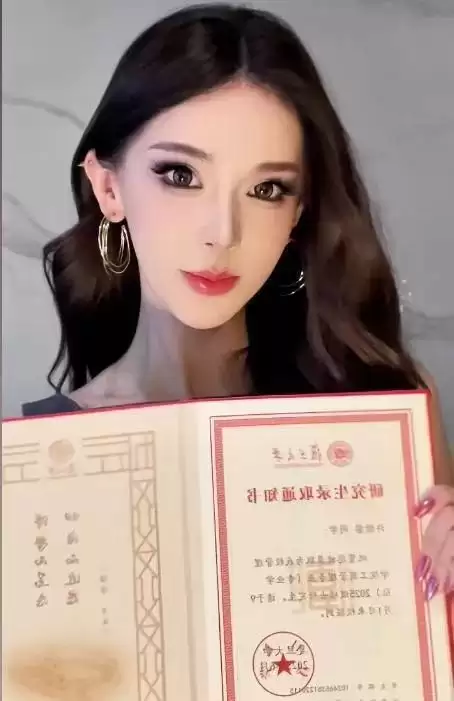 芭莎红毯真抓马!张雨绮勒出副乳,高圆圆头发乱飞,迅猛龙险走光