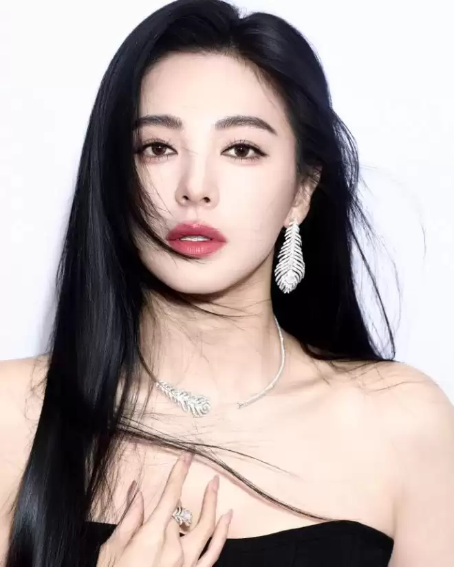 芭莎红毯真抓马!张雨绮勒出副乳,高圆圆头发乱飞,迅猛龙险走光
