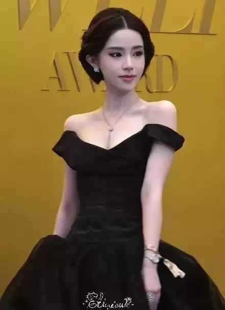 芭莎红毯真抓马!张雨绮勒出副乳,高圆圆头发乱飞,迅猛龙险走光