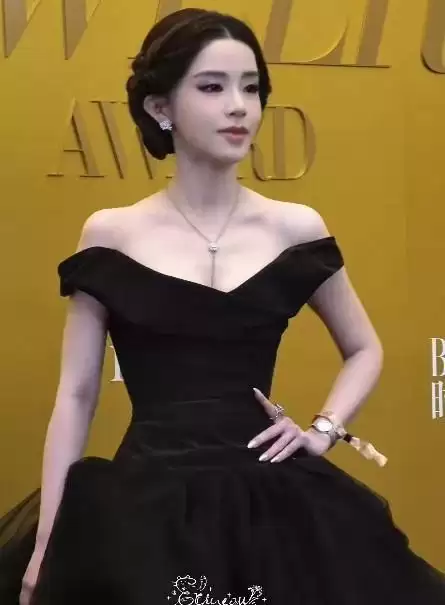 芭莎红毯真抓马!张雨绮勒出副乳,高圆圆头发乱飞,迅猛龙险走光