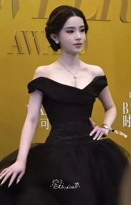 芭莎红毯真抓马!张雨绮勒出副乳,高圆圆头发乱飞,迅猛龙险走光