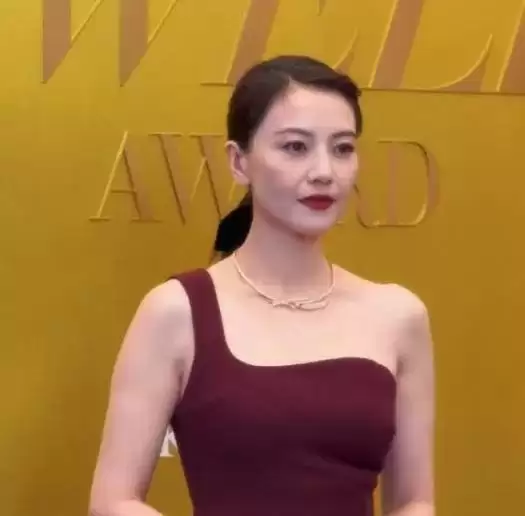芭莎红毯真抓马!张雨绮勒出副乳,高圆圆头发乱飞,迅猛龙险走光