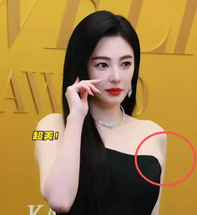 芭莎红毯真抓马!张雨绮勒出副乳,高圆圆头发乱飞,迅猛龙险走光