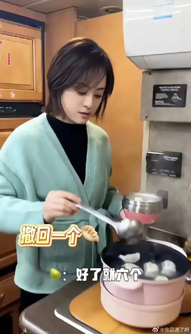 孙俪一顿就吃六个饺子！羽绒服穿15年很节俭