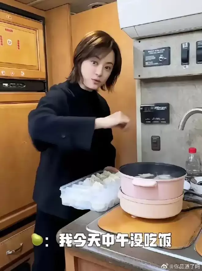 孙俪一顿就吃六个饺子！羽绒服穿15年很节俭