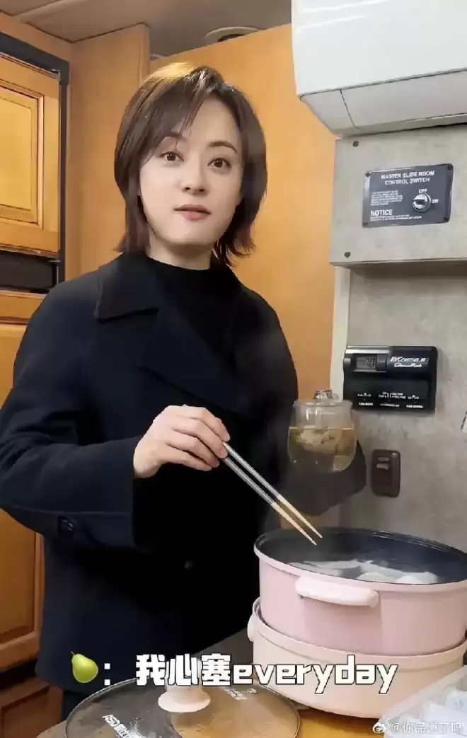 孙俪一顿就吃六个饺子！羽绒服穿15年很节俭
