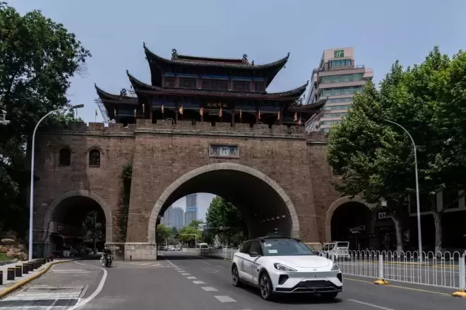 小米SU7事故后，中国推迟自动驾驶汽车量产计划