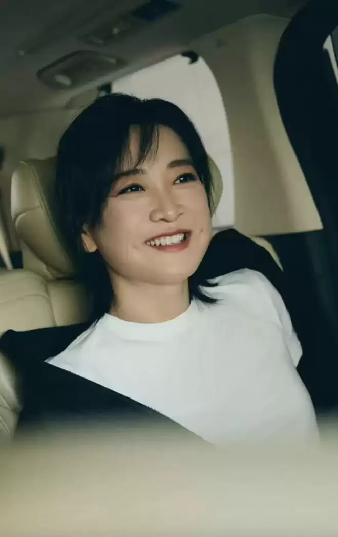 消失已久的贾玲再度现身，美到被怀疑换成克隆人