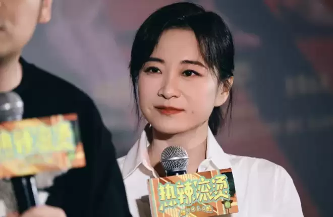 消失已久的贾玲再度现身，美到被怀疑换成克隆人