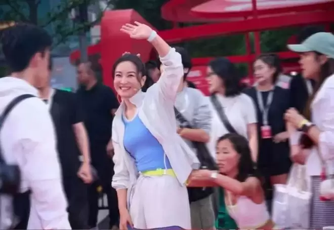 消失已久的贾玲再度现身，美到被怀疑换成克隆人