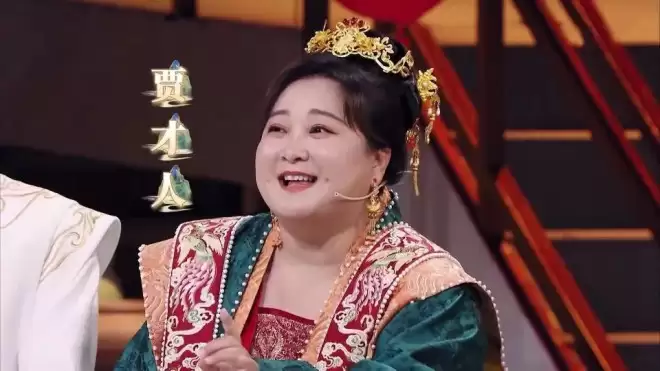 消失已久的贾玲再度现身，美到被怀疑换成克隆人