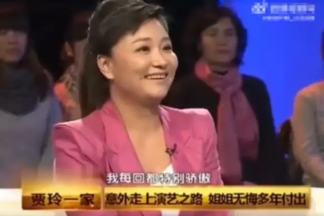 消失已久的贾玲再度现身，美到被怀疑换成克隆人