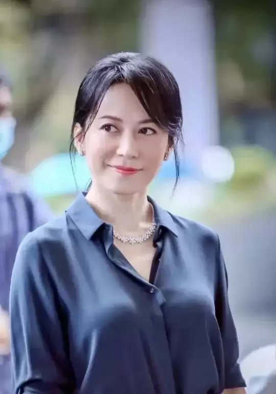 未婚未育,身边却有男人陪了近20年!54岁的她才是人间通透