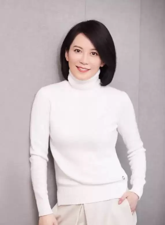 未婚未育,身边却有男人陪了近20年!54岁的她才是人间通透