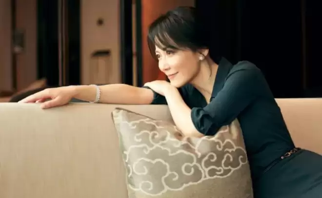 未婚未育,身边却有男人陪了近20年!54岁的她才是人间通透