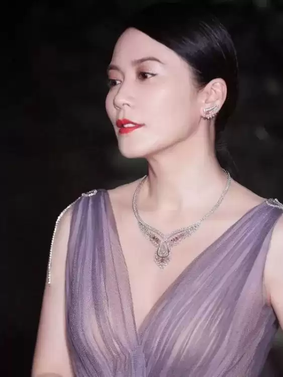 未婚未育,身边却有男人陪了近20年!54岁的她才是人间通透