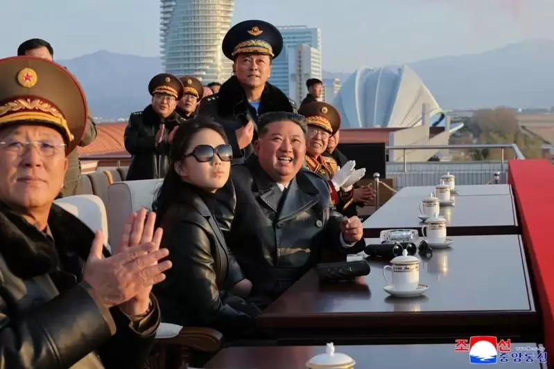 金正恩视察9小时 7旬高官“罚站”听训、身心疲惫