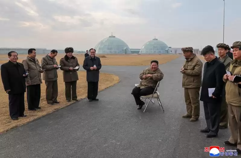 金正恩视察9小时 7旬高官“罚站”听训、身心疲惫