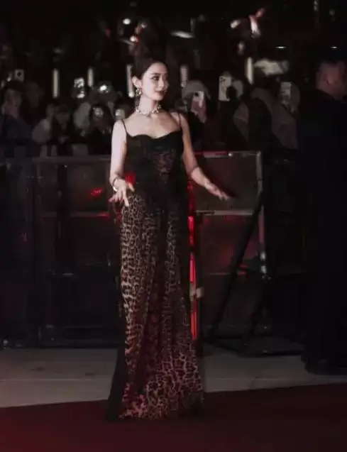 郎朗老婆暴露真面目？豪宅化欧美妆，穿衣大胆，不走“贤妻”路线，反差巨大