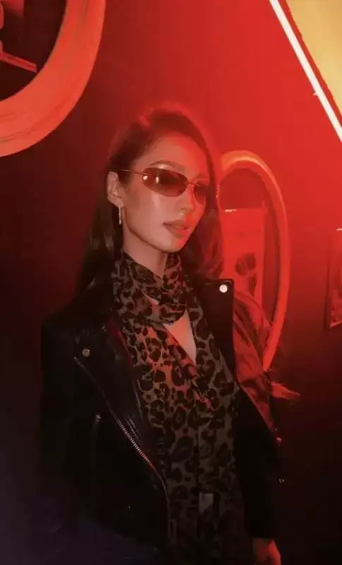 郎朗老婆暴露真面目？豪宅化欧美妆，穿衣大胆，不走“贤妻”路线，反差巨大