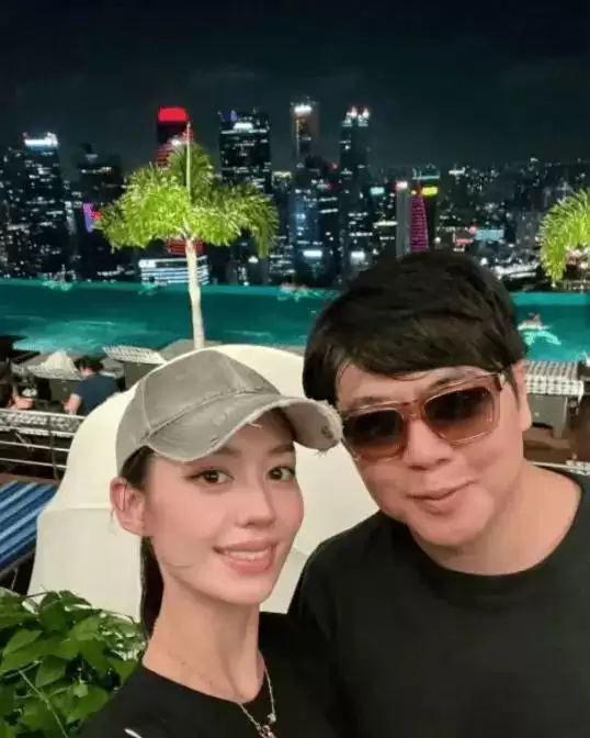 郎朗老婆暴露真面目？豪宅化欧美妆，穿衣大胆，不走“贤妻”路线，反差巨大