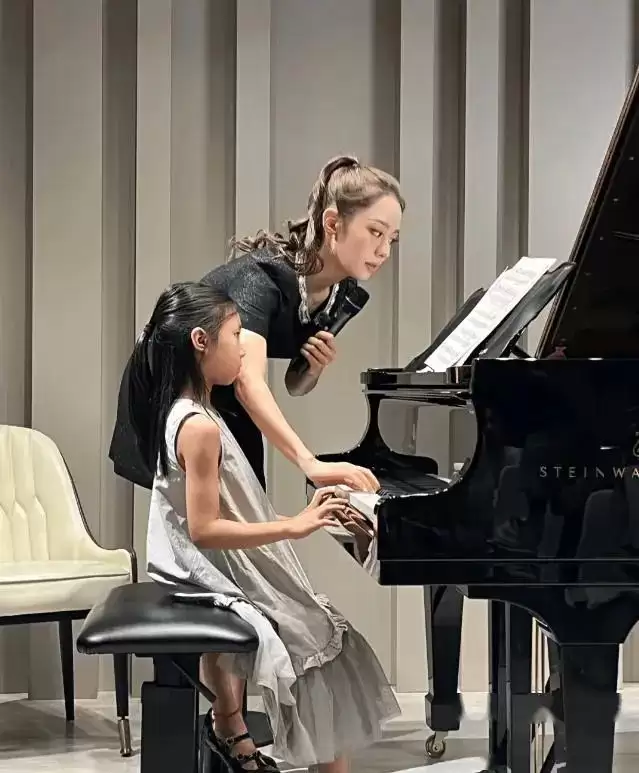 郎朗老婆暴露真面目？豪宅化欧美妆，穿衣大胆，不走“贤妻”路线，反差巨大