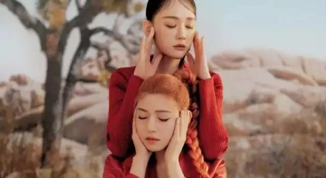 两个年龄加起来快90岁的中年女人，合体惊艳亮相