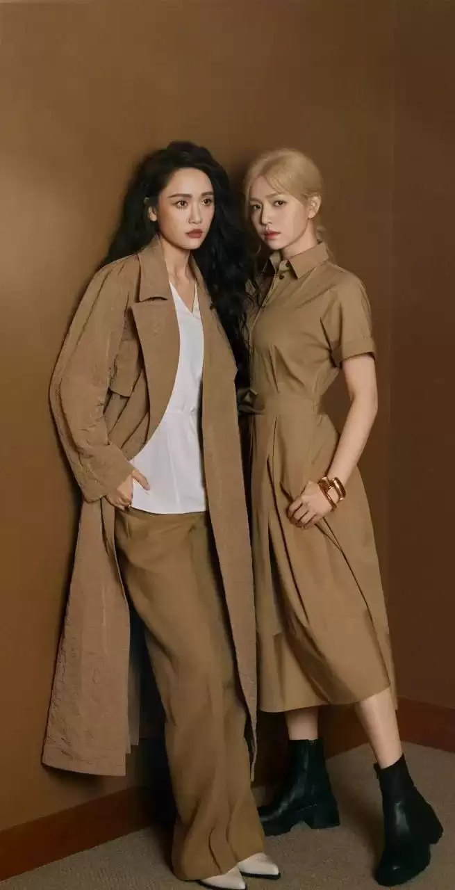 两个年龄加起来快90岁的中年女人，合体惊艳亮相
