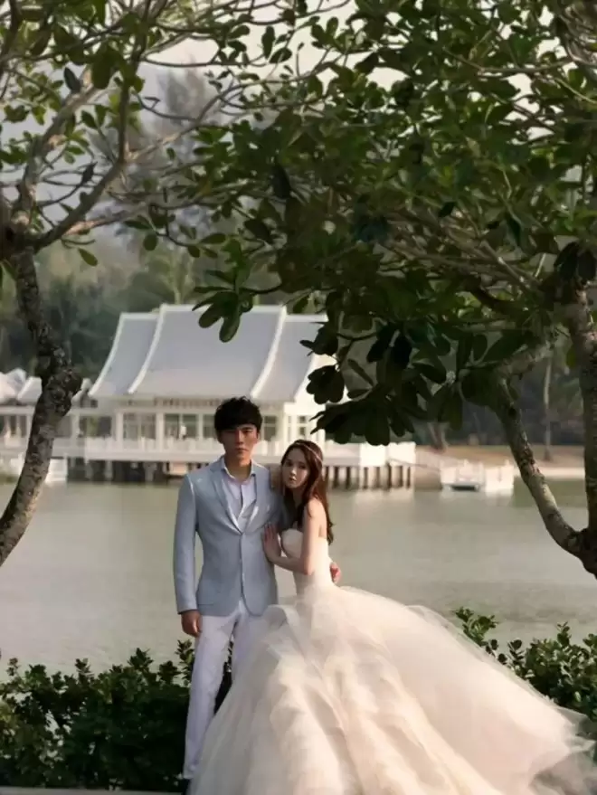 伊能静晒家中内景!客厅拥挤还脏乱,秦昊裹睡衣头发油到打绺