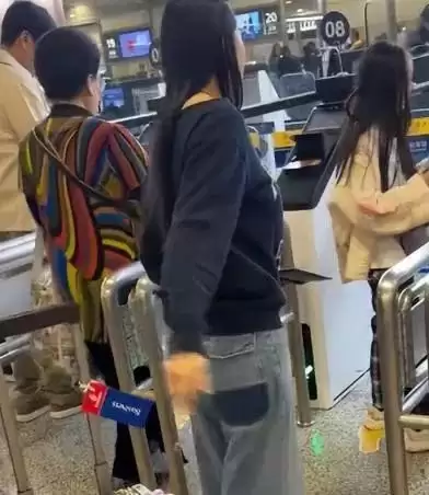 伊能静晒家中内景!客厅拥挤还脏乱,秦昊裹睡衣头发油到打绺