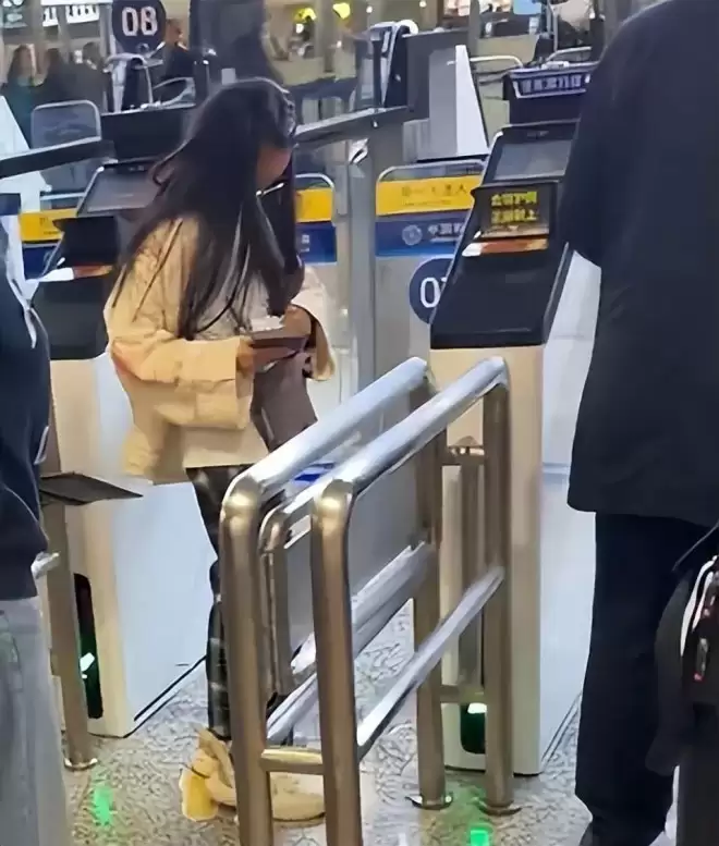 伊能静晒家中内景!客厅拥挤还脏乱,秦昊裹睡衣头发油到打绺