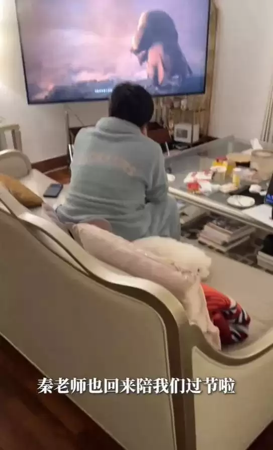 伊能静晒家中内景!客厅拥挤还脏乱,秦昊裹睡衣头发油到打绺