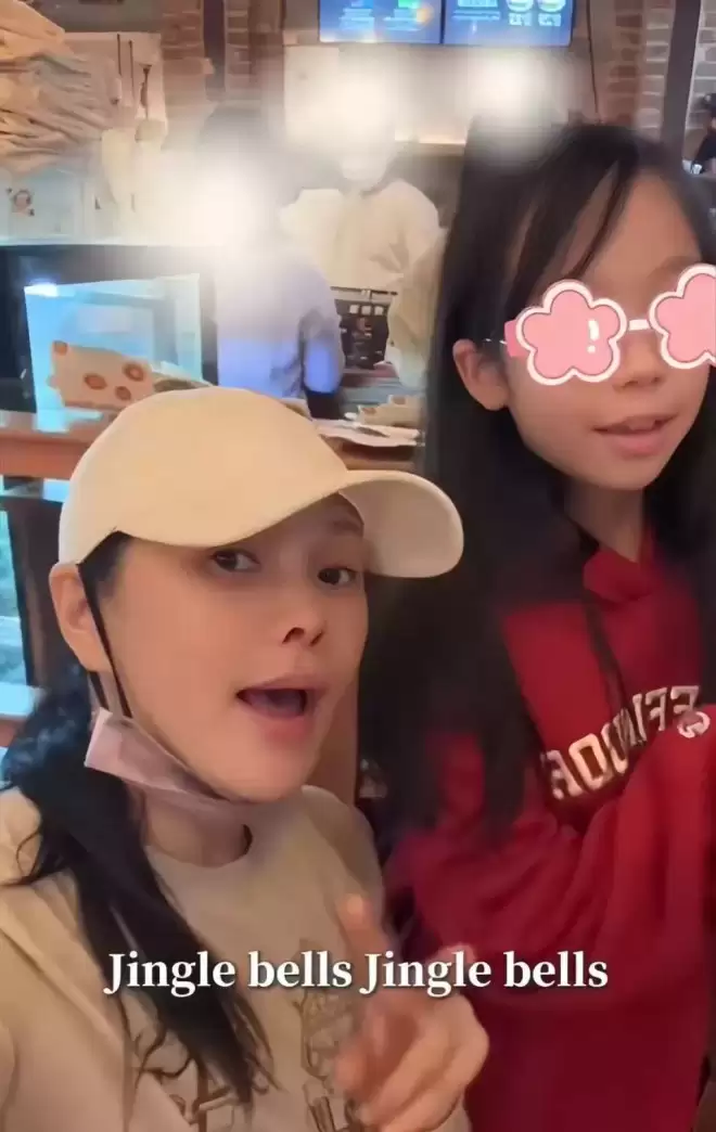 伊能静晒家中内景!客厅拥挤还脏乱,秦昊裹睡衣头发油到打绺