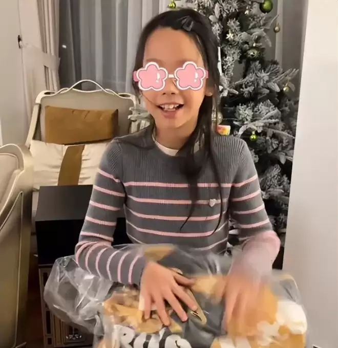 伊能静晒家中内景!客厅拥挤还脏乱,秦昊裹睡衣头发油到打绺