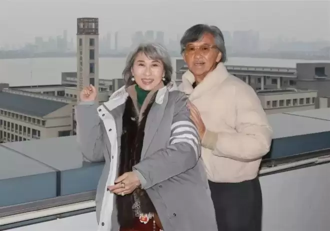 78岁林子祥近况曝光,嘴歪穿女士棉袄,叶倩文打扮土气丑鞋抢镜