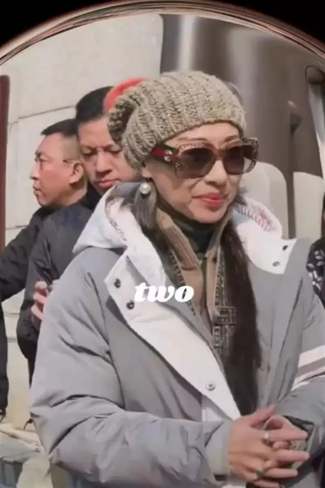 78岁林子祥近况曝光,嘴歪穿女士棉袄,叶倩文打扮土气丑鞋抢镜